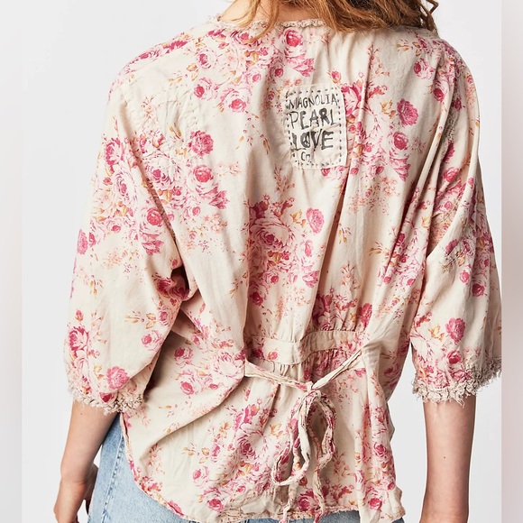 Magnolia Pearl Blouse 🌸 - Picture 2 of 5